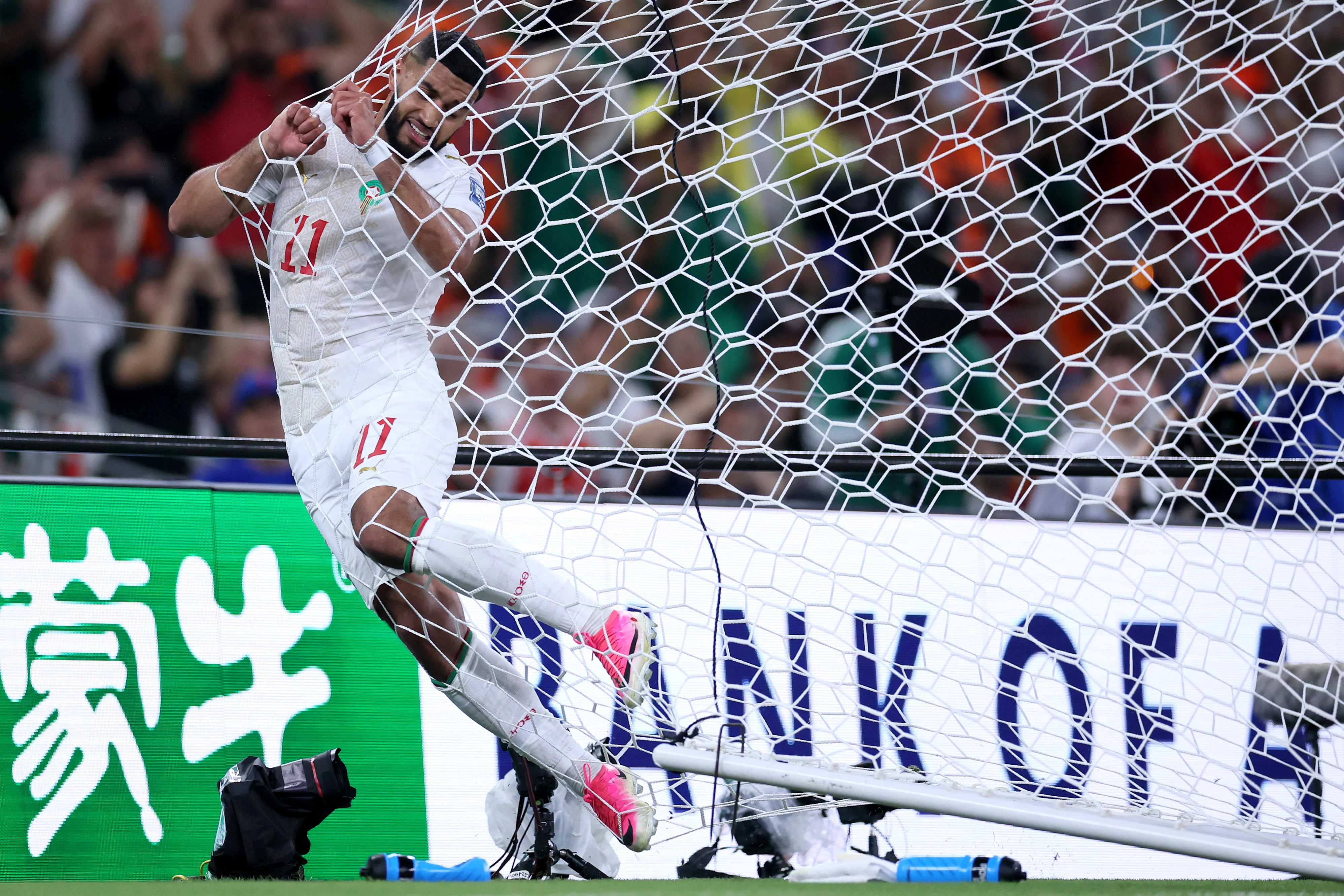 巴西队二比一逆转西班牙队锁定半决赛首个席位